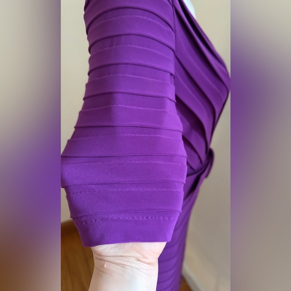 ADRIANNA PAPELL Short Sleeve, Form Flattering Purple Pleated Dress. V Neck Sz 6. - Picture 7 of 15